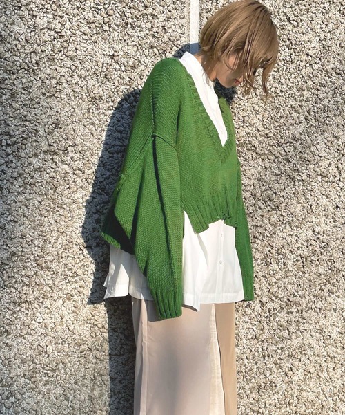 kivi(キヴィ)の「ダメージショートVカラーニット(ニット/セーター・レディース・ブラック/オフホワイト/ピンク/ブルー/グリーン・FREE)」の4枚目の写真