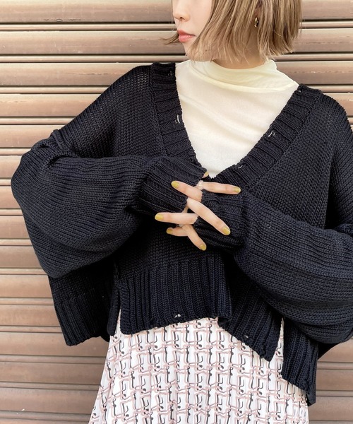 kivi(キヴィ)の「ダメージショートVカラーニット(ニット/セーター・レディース・ブラック/オフホワイト/ピンク/ブルー/グリーン・FREE)」の3枚目の写真