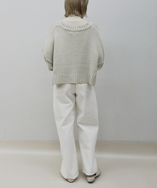 kivi(キヴィ)の「ダメージショートVカラーニット(ニット/セーター・レディース・ブラック/オフホワイト/ピンク/ブルー/グリーン・FREE)」の8枚目の写真