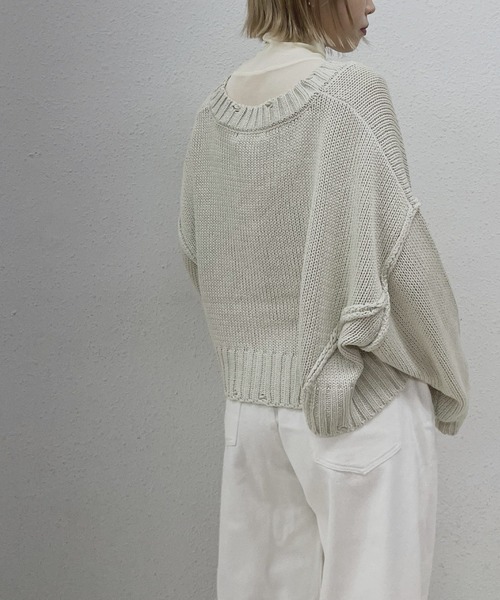 kivi(キヴィ)の「ダメージショートVカラーニット(ニット/セーター・レディース・ブラック/オフホワイト/ピンク/ブルー/グリーン・FREE)」の14枚目の写真