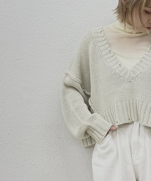 kivi(キヴィ)の「ダメージショートVカラーニット(ニット/セーター・レディース・ブラック/オフホワイト/ピンク/ブルー/グリーン・FREE)」の16枚目の写真