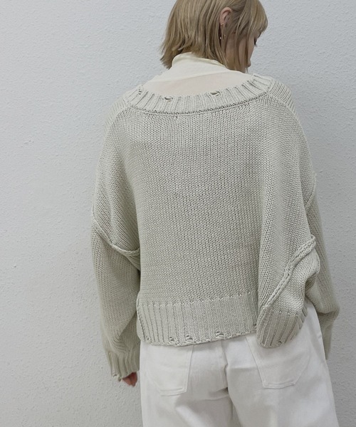 kivi(キヴィ)の「ダメージショートVカラーニット(ニット/セーター・レディース・ブラック/オフホワイト/ピンク/ブルー/グリーン・FREE)」の18枚目の写真