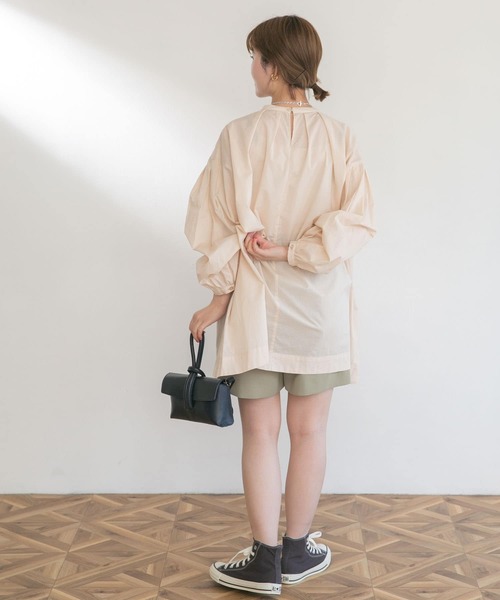 UR Lab.（アーバンリサーチラボ）の「テントラインボリュームブラウス（Tシャツ/カットソー・レディース・カーキ/ピンク/ベージュ/オフホワイト・FREE）」の9枚目の写真