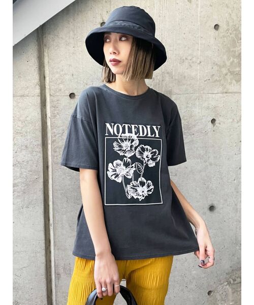 EMODA（エモダ）の「ヴィンテージプリントTシャツ（Tシャツ/カットソー・レディース・ホワイト/ブラック/ブルー・FREE）」の3枚目の写真