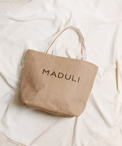 MADULI(マドゥリ)の「MADULI マドゥリ / ロゴプリントビッグトートバッグ ジュートバッグ/ 22561(トートバッグ・レディース・ナチュラル/ブラック・FREE)」の2枚目の写真