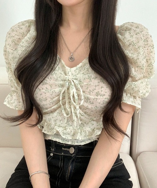 BEIDELLI（ベイデリー）の「[BELLIDE MADE] フラワーフリルクロップド丈ブラウス（シャツ/ブラウス・レディース・グリーン/イエロー/スカイブルー・FREE）」の2枚目の写真