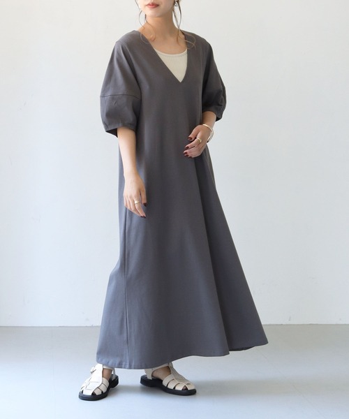 HER CLOSET(ハークローゼット)の「【shemoshelly】深Vネックランタンスリーブワンピース(ワンピース・レディース・チャコールグレー/ブラック/グリーン/テラコッタ・M)」の3枚目の写真