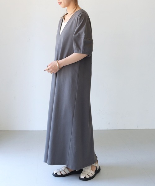 HER CLOSET(ハークローゼット)の「【shemoshelly】深Vネックランタンスリーブワンピース(ワンピース・レディース・チャコールグレー/ブラック/グリーン/テラコッタ・M)」の6枚目の写真