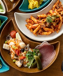 MILLION CARATS（ミリオンカラッツ）の「【益子焼】　料理の味も混ざることなく、彩り豊かに並べることができる三日月型のお皿　まゆつき 大(25cm) 電子レンジ・食洗器対応（食器）」