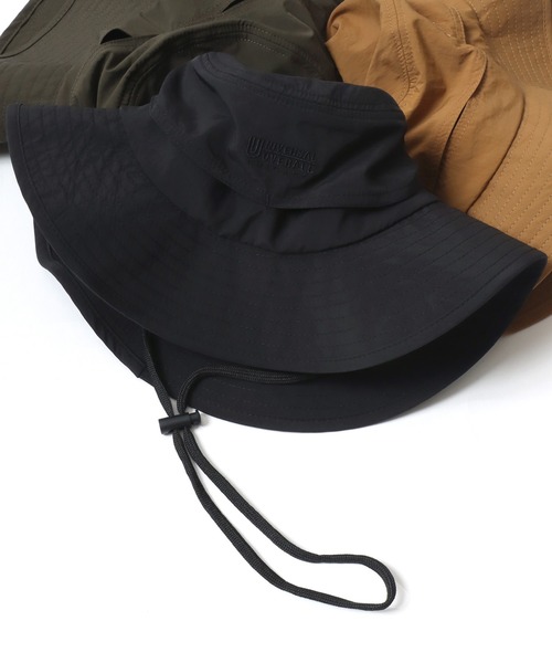 UNIVERSAL OVERALL(ユニバーサルオーバーオール)の「UNIVERSAL OVERALL/ユニバーサルオーバーオール Nylon Safari Hat/ナイロン サファリハット/アドベンチャーハット/バケットハット/ワンポイントロゴハット(ハット・メンズ・ブラック/ダークグリーン/ブラウン・FREE)」の2枚目の写真