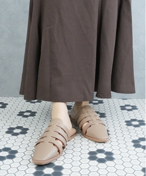 Fabby fabby(ファビィーファビィー)の「グルカスクエア―フラットサンダル(サンダル・レディース・ライトベージュ/ブラック・SMALL/LL/LARGE/MEDIUM)」の14枚目の写真