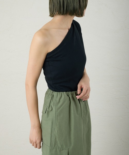 Omekashi(オメカシ)の「【earthy_ 】ワンショルTシャツ(Tシャツ/カットソー・レディース・オフホワイト/ブラック・FREE)」の4枚目の写真