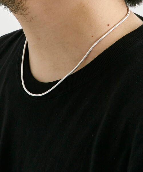 PUBLIC TOKYO(パブリックトウキョウ)の「【WEB限定】SHORT SNAKE CHAIN NECKLACE / ショートスネークチェーンネックレス(ネックレス・メンズ・シルバー・FREE)」の2枚目の写真