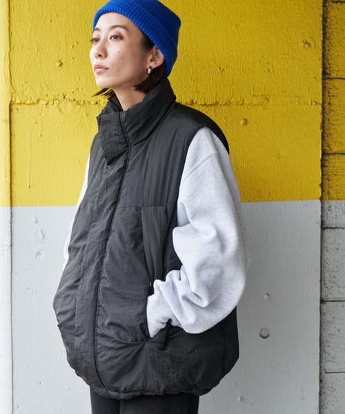 Auntie Rosa Holiday（アンティローザホリデー）の「中綿スタンドオーバーサイズベスト（ダウンベスト・レディース・ブラック/アイボリー・FREE）」の6枚目の写真