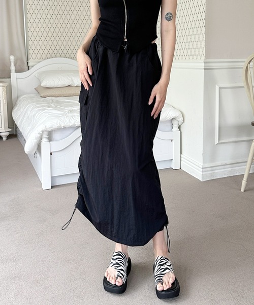 by muni:r（バイ ムニール）の「ナイロンカーゴストリングロングスカート（スカート・レディース・カーキ/ブラック/グレー/ベージュ・FREE）」の2枚目の写真