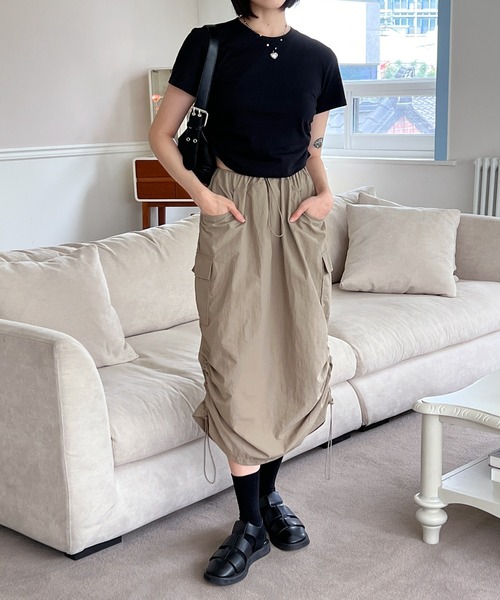 by muni:r（バイ ムニール）の「ナイロンカーゴストリングロングスカート（スカート・レディース・カーキ/ブラック/グレー/ベージュ・FREE）」の5枚目の写真