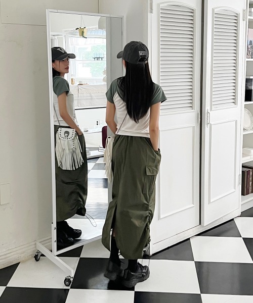 by muni:r（バイ ムニール）の「ナイロンカーゴストリングロングスカート（スカート・レディース・カーキ/ブラック/グレー/ベージュ・FREE）」の21枚目の写真