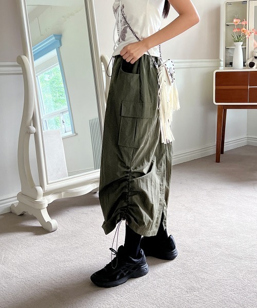 by muni:r（バイ ムニール）の「ナイロンカーゴストリングロングスカート（スカート・レディース・カーキ/ブラック/グレー/ベージュ・FREE）」の22枚目の写真