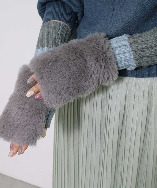 POU DOU DOU（プードゥドゥ）の「エコファー×ニットカットオフグローブ（手袋・レディース・オフホワイト/グレー/グレー系その他・8）」の3枚目の写真
