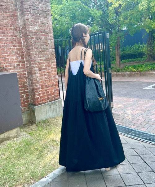 Re:EDIT（リエディ）の「[低身長/高身長サイズ有][イージーケア]カットジョーゼットティアードバックオープンキャミワンピース（ジャンパースカート・レディース・アイボリー系/ブラック/チャコールグレー・SHORT/LARGE/TALL/MEDIUM）」の4枚目の写真