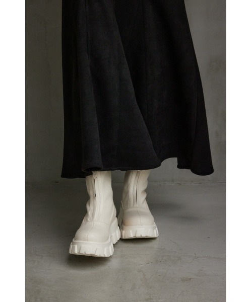 AZUL by moussy(アズールバイマウジー)の「チャンキーソールフロントジップブーツ(ブーツ・レディース・ブラック/アイボリー・SMALL/MEDIUM/LARGE)」の21枚目の写真