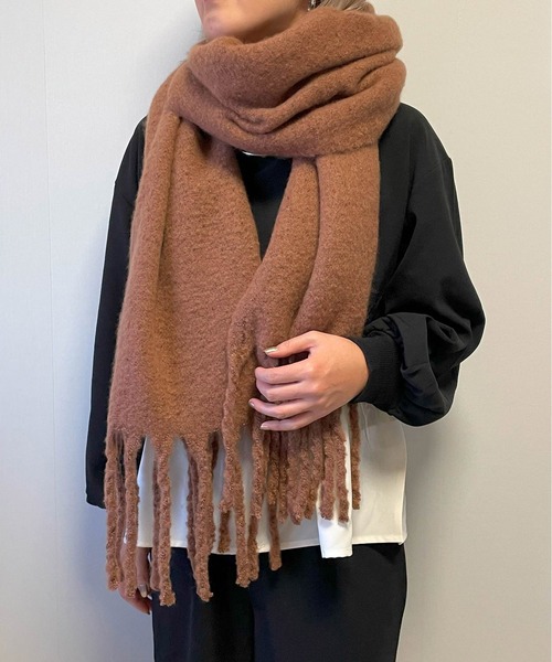 Fizz（フィズ）の「【Fizz/フィズ】　ボリュームフリンジふっくらマフラー（マフラー・レディース・ブラック/グリーン/ブラウン/アイボリー/グレイッシュベージュ・FREE）」の3枚目の写真