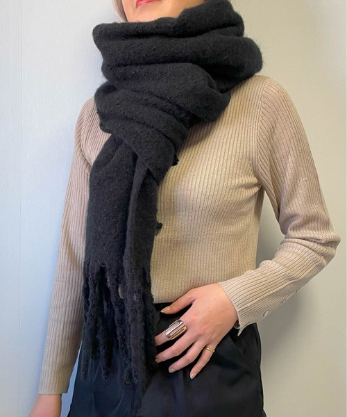 Fizz（フィズ）の「【Fizz/フィズ】　ボリュームフリンジふっくらマフラー（マフラー・レディース・ブラック/グリーン/ブラウン/アイボリー/グレイッシュベージュ・FREE）」の2枚目の写真