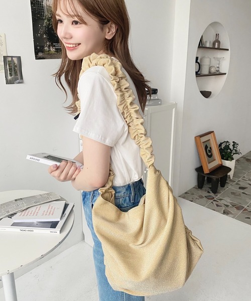 moment+(モーメントプラス)の「ラメニットソーシャーリングデザイントートバッグ(トートバッグ・レディース・ブラック/ゴールド/シルバー/グレイッシュベージュ・M)」の4枚目の写真