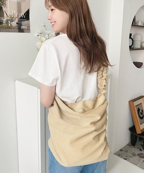 moment+(モーメントプラス)の「ラメニットソーシャーリングデザイントートバッグ(トートバッグ・レディース・ブラック/ゴールド/シルバー/グレイッシュベージュ・M)」の8枚目の写真