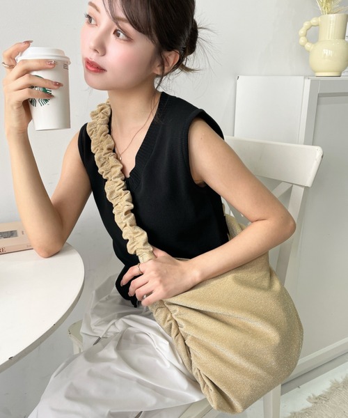 moment+(モーメントプラス)の「ラメニットソーシャーリングデザイントートバッグ(トートバッグ・レディース・ブラック/ゴールド/シルバー/グレイッシュベージュ・M)」の9枚目の写真