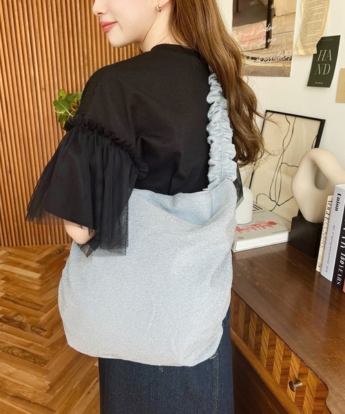 moment+(モーメントプラス)の「ラメニットソーシャーリングデザイントートバッグ(トートバッグ・レディース・ブラック/ゴールド/シルバー/グレイッシュベージュ・M)」の11枚目の写真