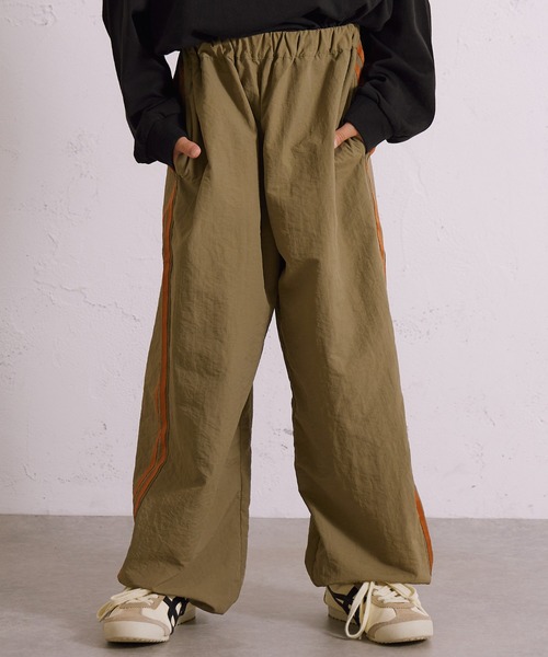 PAIRMANON STREET(ペアマノンストリート)の「ナイロン サイド ライン パイピング ワイド パンツ【PAIRMANON STREET】(その他パンツ・キッズ・レッド/グレー/ブラック/カーキ/ベージュ/グリーン/ピンク/ブルー/ブラック系その他/ベージュ系その他/グリーン系その他・120/100/110/150/90/130/140/160)」の5枚目の写真