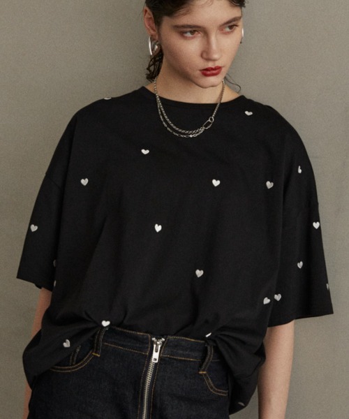 MERLOT（メルロー）の「ミニハート刺繍オーバーサイズTシャツ（Tシャツ/カットソー・レディース・ライトブルー/ブラック/ホワイト・FREE）」の3枚目の写真