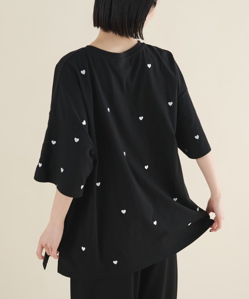 MERLOT（メルロー）の「ミニハート刺繍オーバーサイズTシャツ（Tシャツ/カットソー・レディース・ライトブルー/ブラック/ホワイト・FREE）」の12枚目の写真