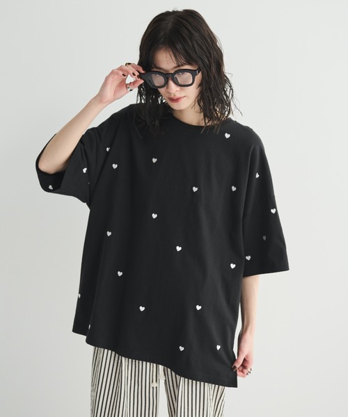 MERLOT（メルロー）の「ミニハート刺繍オーバーサイズTシャツ（Tシャツ/カットソー・レディース・ライトブルー/ブラック/ホワイト・FREE）」の20枚目の写真