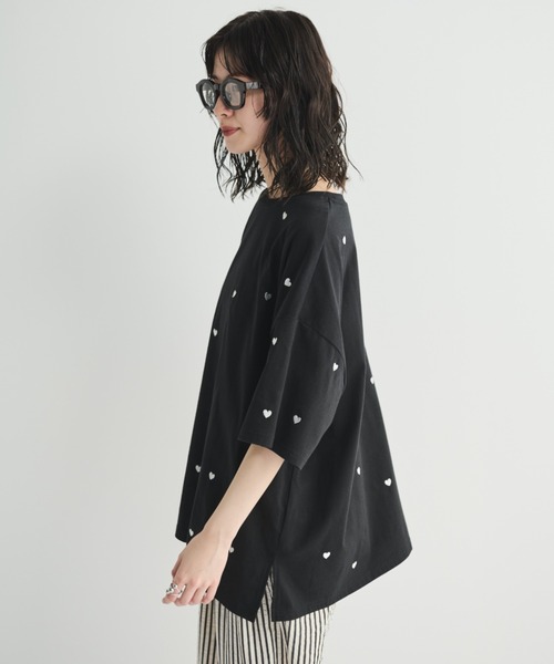 MERLOT（メルロー）の「ミニハート刺繍オーバーサイズTシャツ（Tシャツ/カットソー・レディース・ライトブルー/ブラック/ホワイト・FREE）」の21枚目の写真