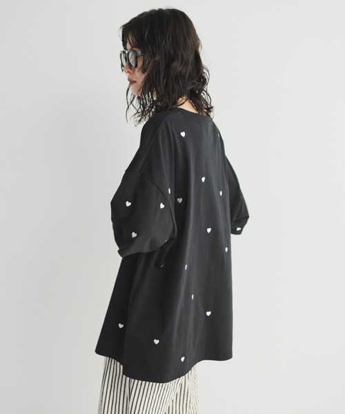 MERLOT（メルロー）の「ミニハート刺繍オーバーサイズTシャツ（Tシャツ/カットソー・レディース・ライトブルー/ブラック/ホワイト・FREE）」の22枚目の写真