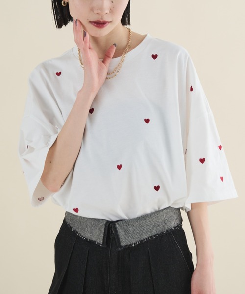 MERLOT（メルロー）の「ミニハート刺繍オーバーサイズTシャツ（Tシャツ/カットソー・レディース・ライトブルー/ブラック/ホワイト・FREE）」の5枚目の写真