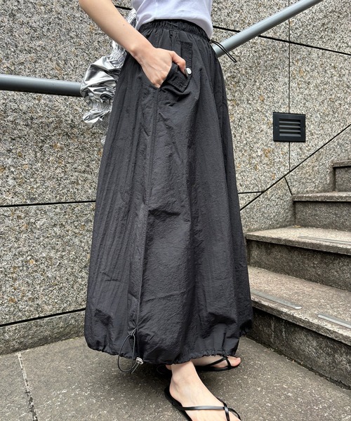 ISOOK(アイスー)の「【ISOOK / アイスー】ドロストカーゴスカート / ナイロンスカート バルーンスカート 低身長スカート ZOZOTOWN限定(スカート・レディース・ブラック/チャコールグレー・FREE)」の19枚目の写真