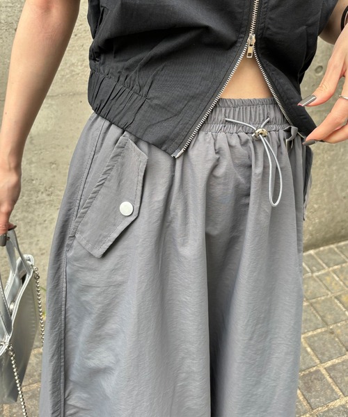 ISOOK(アイスー)の「【ISOOK / アイスー】ドロストカーゴスカート / ナイロンスカート バルーンスカート 低身長スカート ZOZOTOWN限定(スカート・レディース・ブラック/チャコールグレー・FREE)」の22枚目の写真