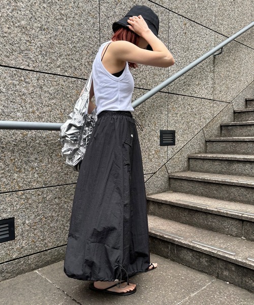 ISOOK(アイスー)の「【ISOOK / アイスー】ドロストカーゴスカート / ナイロンスカート バルーンスカート 低身長スカート ZOZOTOWN限定(スカート・レディース・ブラック/チャコールグレー・FREE)」の18枚目の写真