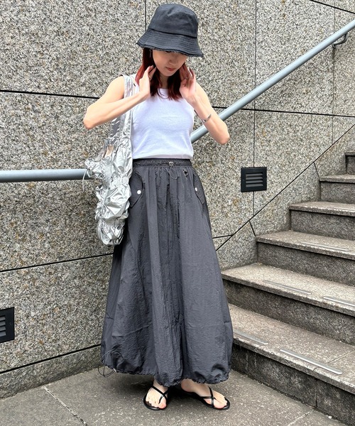 ISOOK(アイスー)の「【ISOOK / アイスー】ドロストカーゴスカート / ナイロンスカート バルーンスカート 低身長スカート ZOZOTOWN限定(スカート・レディース・ブラック/チャコールグレー・FREE)」の8枚目の写真