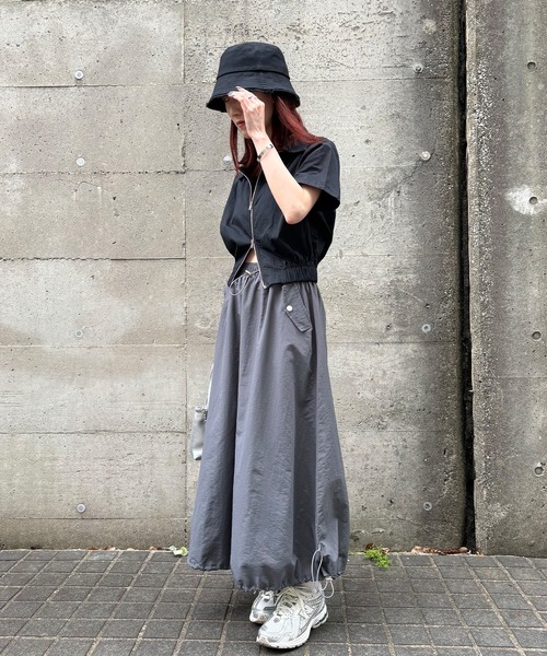 ISOOK(アイスー)の「【ISOOK / アイスー】ドロストカーゴスカート / ナイロンスカート バルーンスカート 低身長スカート ZOZOTOWN限定(スカート・レディース・ブラック/チャコールグレー・FREE)」の9枚目の写真