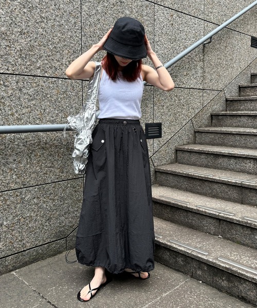 ISOOK(アイスー)の「【ISOOK / アイスー】ドロストカーゴスカート / ナイロンスカート バルーンスカート 低身長スカート ZOZOTOWN限定(スカート・レディース・ブラック/チャコールグレー・FREE)」の12枚目の写真
