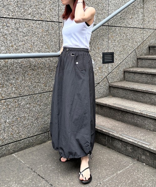 ISOOK(アイスー)の「【ISOOK / アイスー】ドロストカーゴスカート / ナイロンスカート バルーンスカート 低身長スカート ZOZOTOWN限定(スカート・レディース・ブラック/チャコールグレー・FREE)」の5枚目の写真