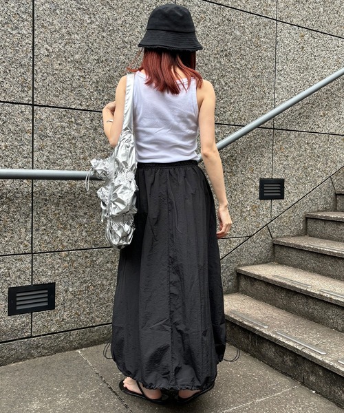 ISOOK(アイスー)の「【ISOOK / アイスー】ドロストカーゴスカート / ナイロンスカート バルーンスカート 低身長スカート ZOZOTOWN限定(スカート・レディース・ブラック/チャコールグレー・FREE)」の4枚目の写真