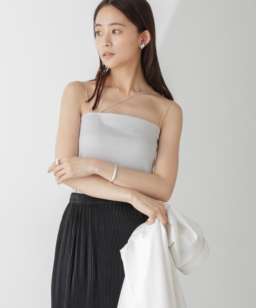 NANO universe(ナノユニバース)の「ラメテレコカップ付きアシメストラップキャミソール(キャミソール・レディース・ライトグレー/ライトベージュ/モカ・M/S)」の2枚目の写真