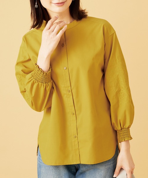 BELLUNA PLUS（ベルーナ）の「花柄袖刺しゅうデザインブラウス（シャツ/ブラウス・レディース・イエロー/チャコール/オフホワイト・X-LARGE/LARGE/MEDIUM）」の3枚目の写真