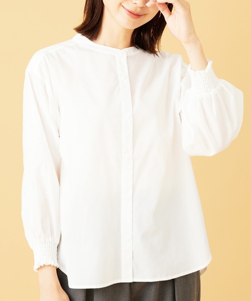 BELLUNA PLUS（ベルーナ）の「花柄袖刺しゅうデザインブラウス（シャツ/ブラウス・レディース・イエロー/チャコール/オフホワイト・X-LARGE/LARGE/MEDIUM）」の4枚目の写真