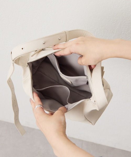 ear PAPILLONNER（イアパピヨネ）の「《本革/220g》ボックスショルダーバッグ（ショルダーバッグ・レディース・ブラック系その他/ベージュ系その他/ゴールド/モカ/ブラウン/アイボリー/シルバー/ライム・FREE）」の20枚目の写真